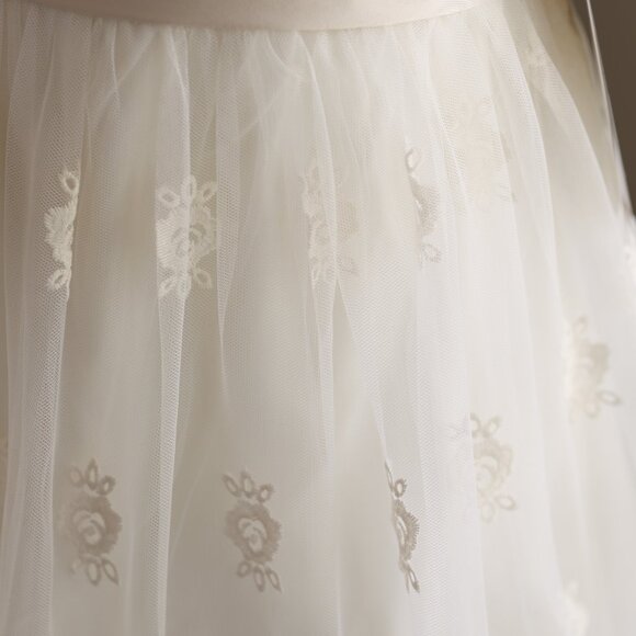 Stunning Ivory Flower Girl Embroidered Lace Tulle Dress Champagne Sash NWT - Picture 4 of 9